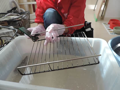 キッチン-作業手順追加　ガスコンロは五徳や受け皿など各パーツを外してつけ置き後、洗浄します。
