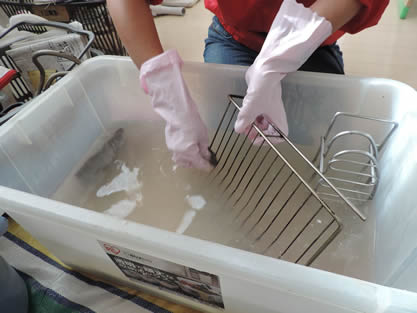 レンジフード-作業手順追加　外した部品を洗浄液につけ置きします。