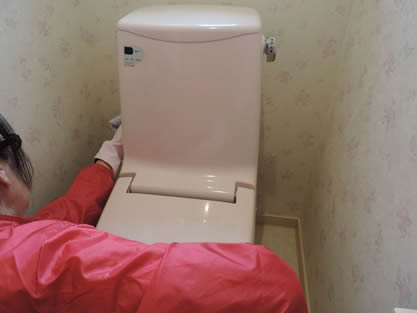 トイレ-作業手順追加　タンクの水受、便器内裏の尿石や汚れを除去します。